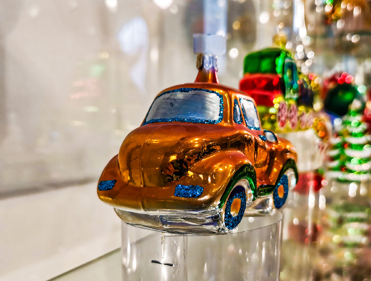 Конечно, как любитель транспорта и машинок я не смог пройти мимо новогодней машинки.