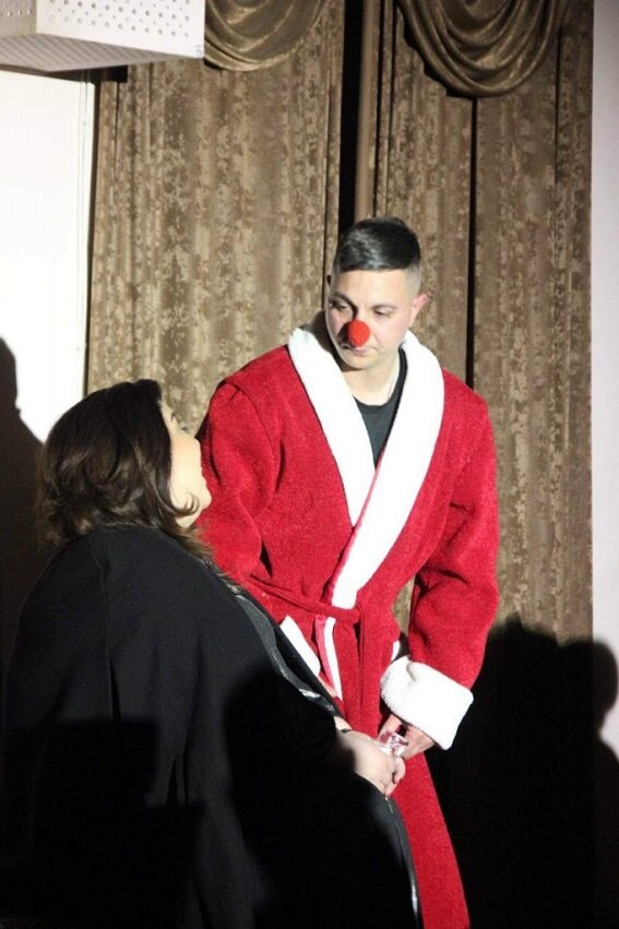 Жизнь в блокаде: Степанакертский русский драматический театр представил новогоднюю комедию «Пока она умирала» Натальи Птушкиной. Фоторяд