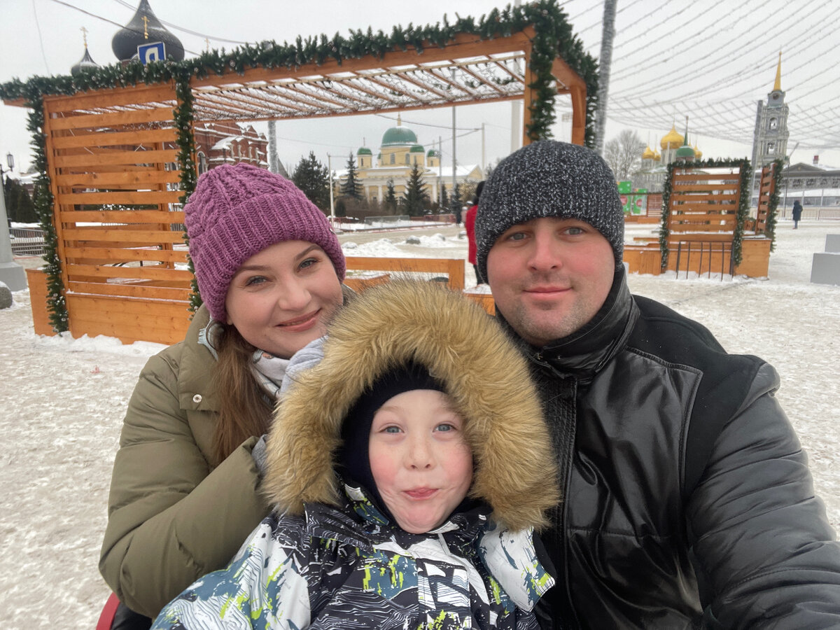 В нашей семье уже устоялись свои традиции. Мы обязательно идем гулять 31 декабря. Никогда не сидим дома. В этот день в городе пусто и сказочно) Можем сходить пообедать в кафе, обязательно заглядываем на елку или в кино. И только к вечеру возвращаемся домой.