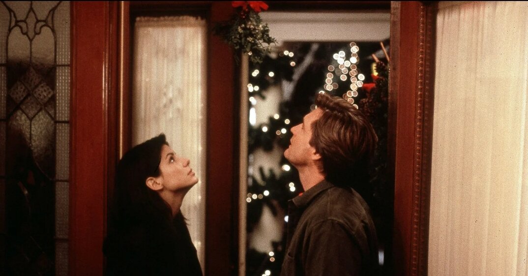 Кадр из к/ф «Пока ты спал».Люси и Джек под Омелой. 