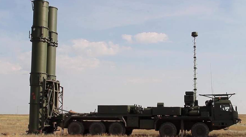 Пусковая установка комлекса С-500 "Прометей" 55П6 с двумя дальнобойными ракетами. Первый бригадный комплект этой системы заступил на боевое дежурство в октябре 2021 года. В декабре 2022 15-я Особого назначения ВКС (Московский промышленный район" получила на вооружение третий бригадный комплекс. Кадры МО РФ