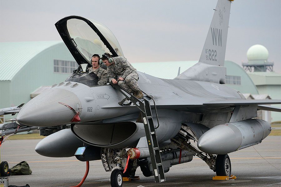 F-16 ВВС США на авиабазе Комацу - Фото: ABACA/TASS