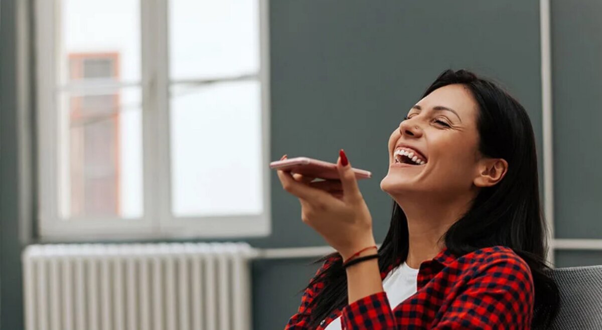 Девушка с диктофоном. Сообщения голосом. Голосовые от девушки. Девушка записывает голосовое сообщение. Смешные сообщения.