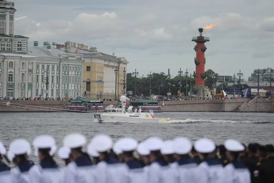 Парад в питере на день вмф. День ВМФ СПБ. День ВМФ В Москве. День ВМФ Питер 2023. Погоды морфлота.