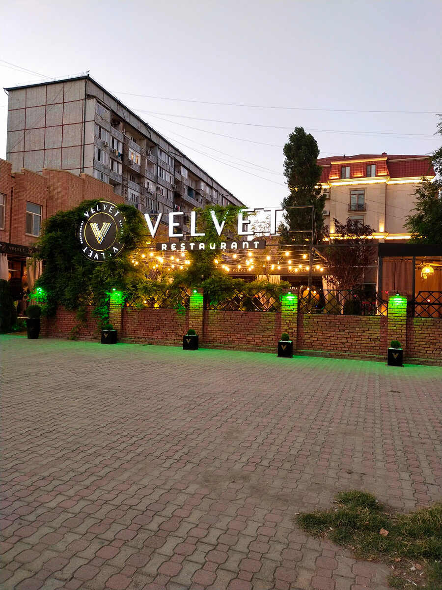 Ресторан VELVET. Справа на заднем плане виден наш дом, а торцом стоит  как раз пятиэтажка, типичный представитель застройки Каспийска.