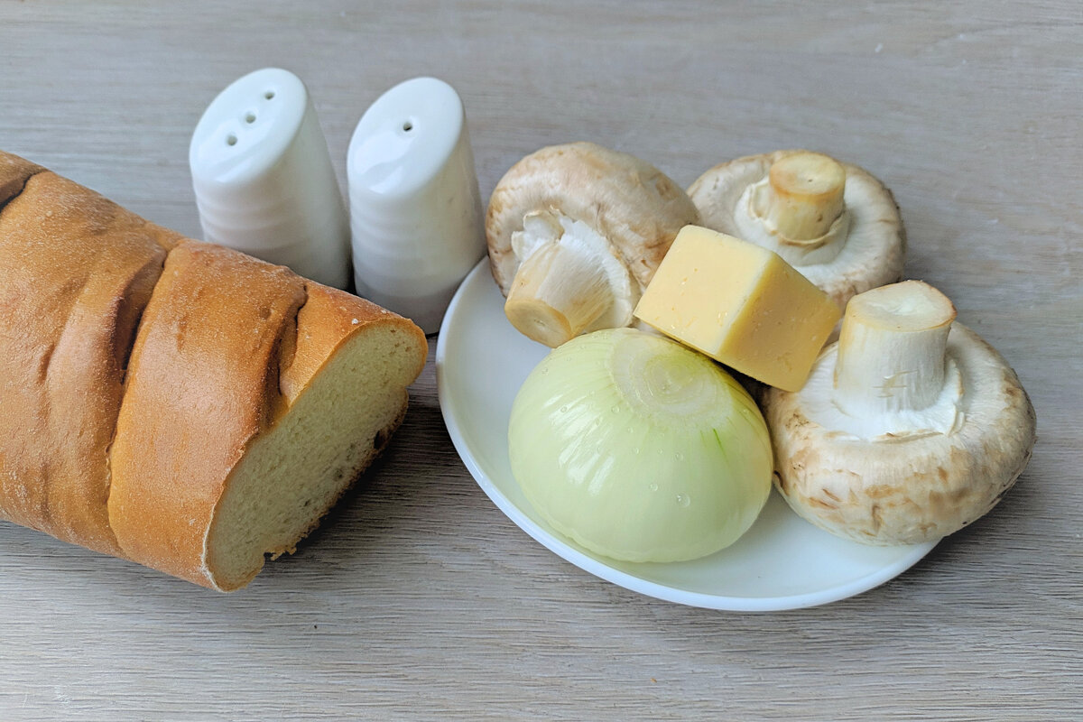 Горячие бутерброды с запеченным чесноком и сыром в духовке