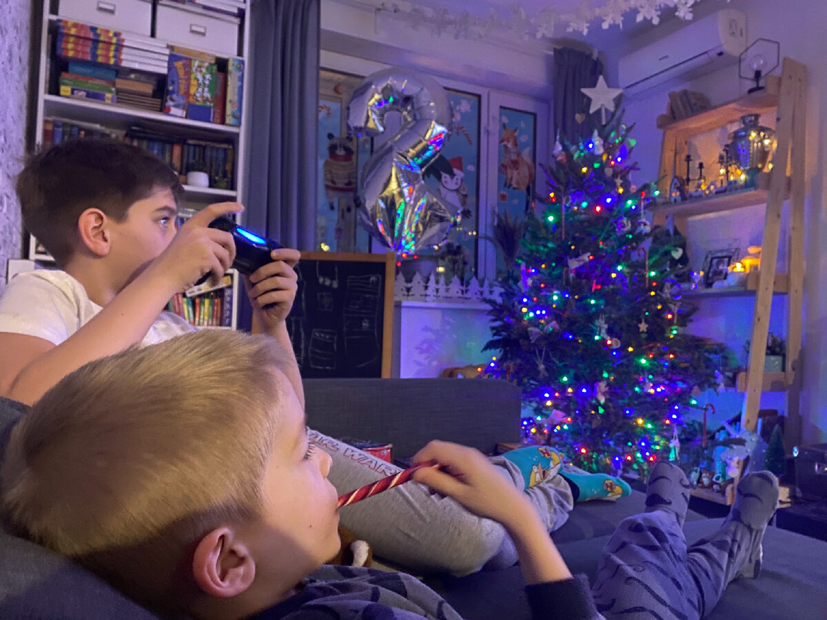 Фото автора. Дети, пропитанные духом каникул и лёгкого безделья )))