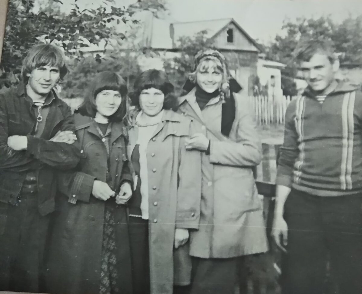 На фото -слева направо - я, Надюшка Сорокина и Любаша. Мы на практике в с.Дьяченково Богучарского района с местными ребятами. Здесь нам по 17 лет...