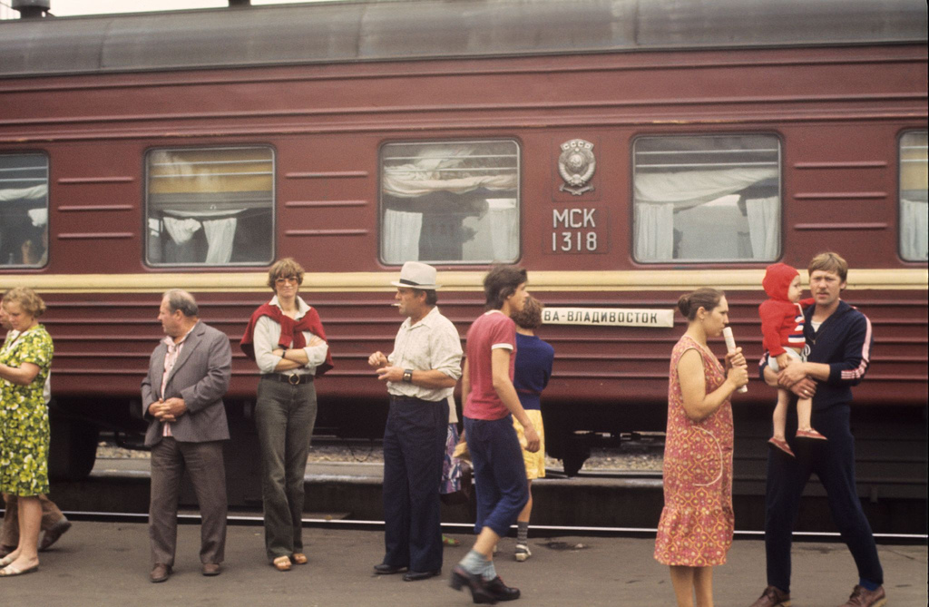 Жизнь 80х. Советский Союз Москва 1980е. СССР вокзал 1980. Поезда в СССР 1980 годах. Туристы 80е СССР.