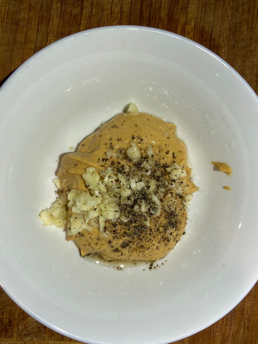 В горчицу добавляем резаный чеснок , солим и перчим . Можете добавить любые любимые приправы 