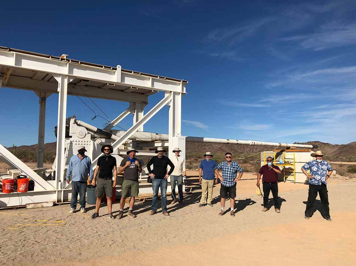 Члены команды Green Launch с 54-футовой экспериментальной пусковой трубой
