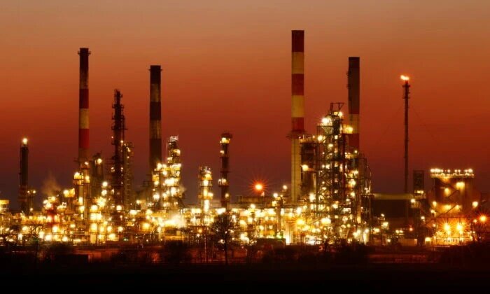 Дымовые трубы нефтеперерабатывающего завода Total Grandpuits после захода солнца к юго-востоку от Парижа, Франция, 1 марта 2021 года. (Christian Hartmann/Reuters)
