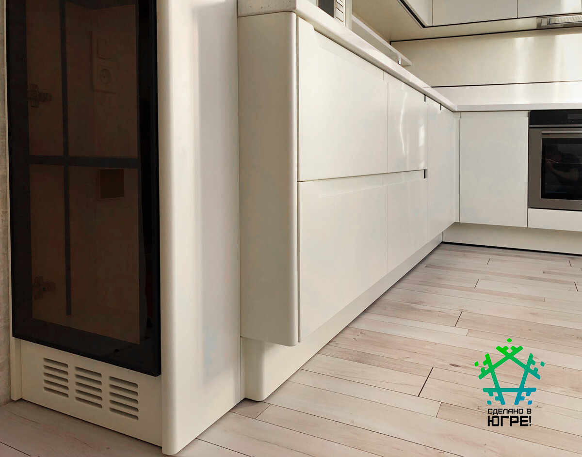 Технология  предварительной склейки с последующей покраской позволяет изготавливать из МДФ различные монолитные конструкции без видимых стыков, с плавными изгибами и очертаниями.