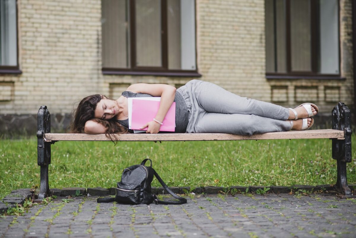 Девушка лежит на улице