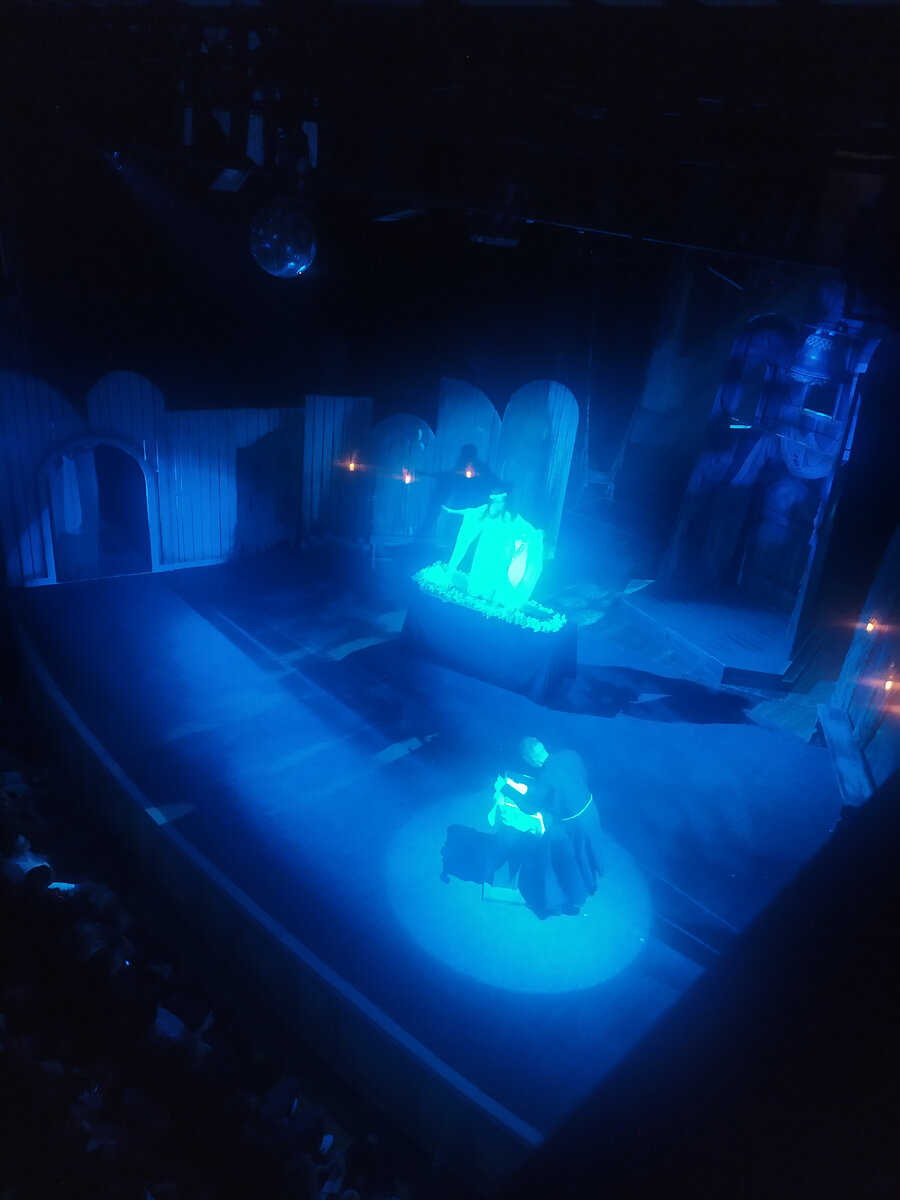 Скудные декорации... Страшная панночка ..