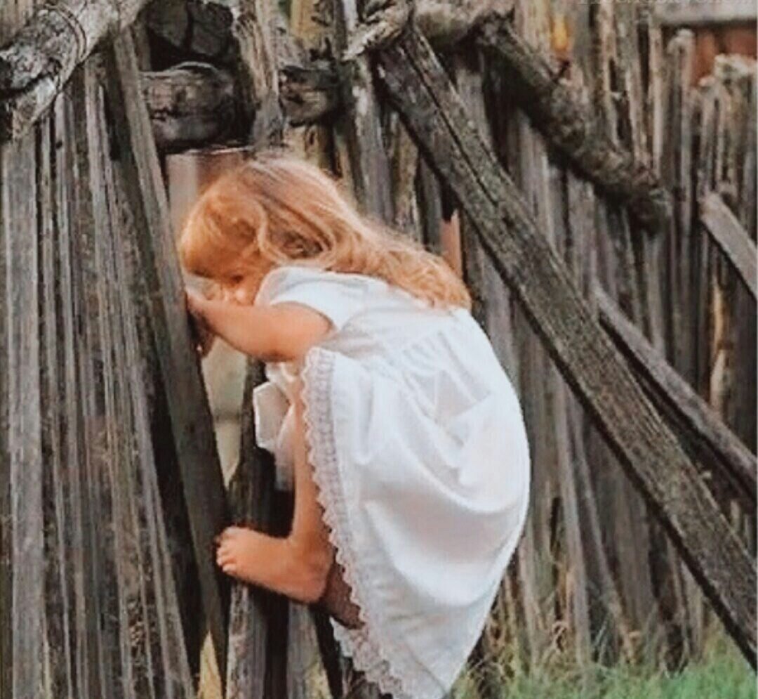 Подглядывать за подругой мамы. Девочка на заборе. Девочка за забором. Ребенок заглядывает за забор. Девушка через забор.