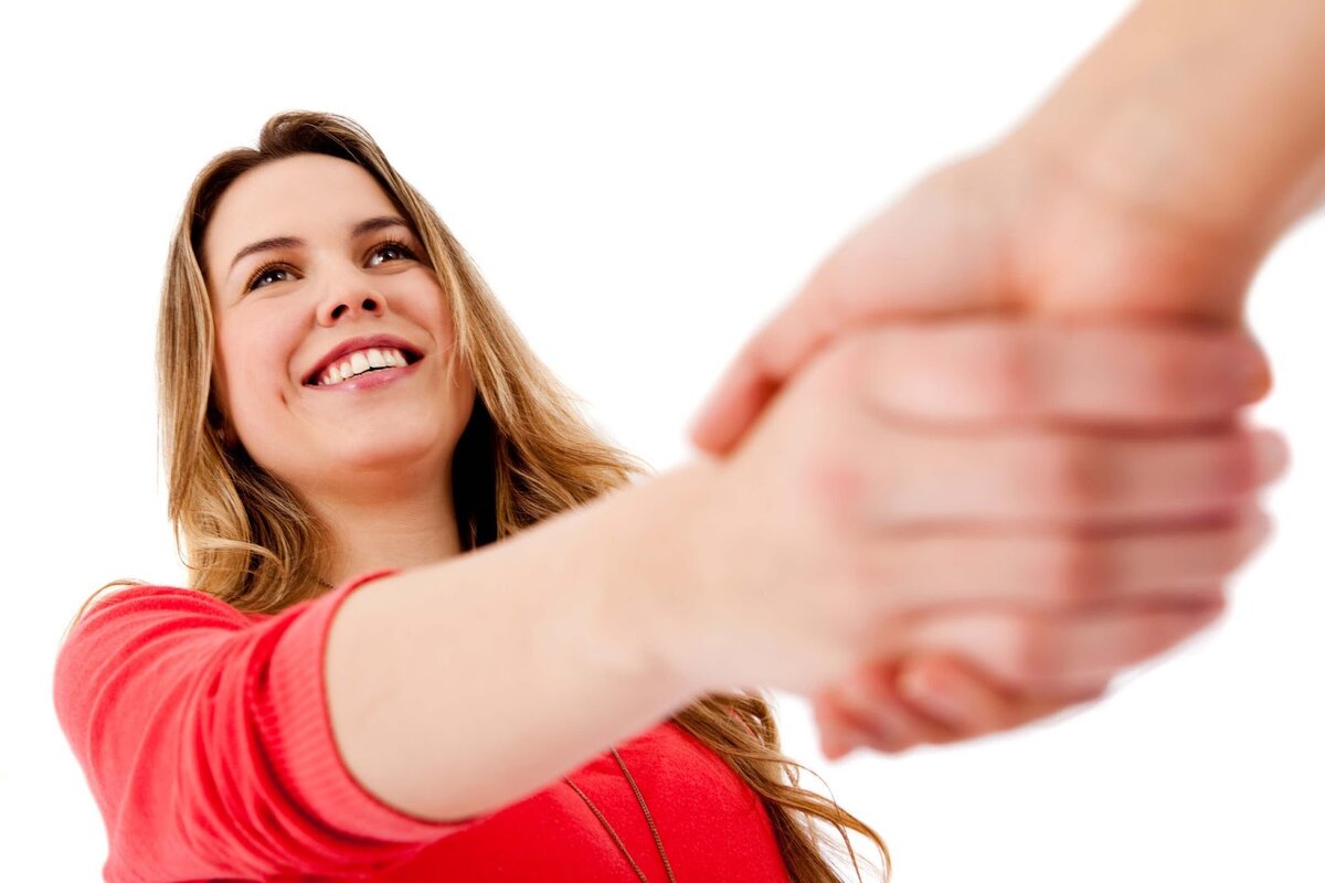 Женщина протягивает руку
