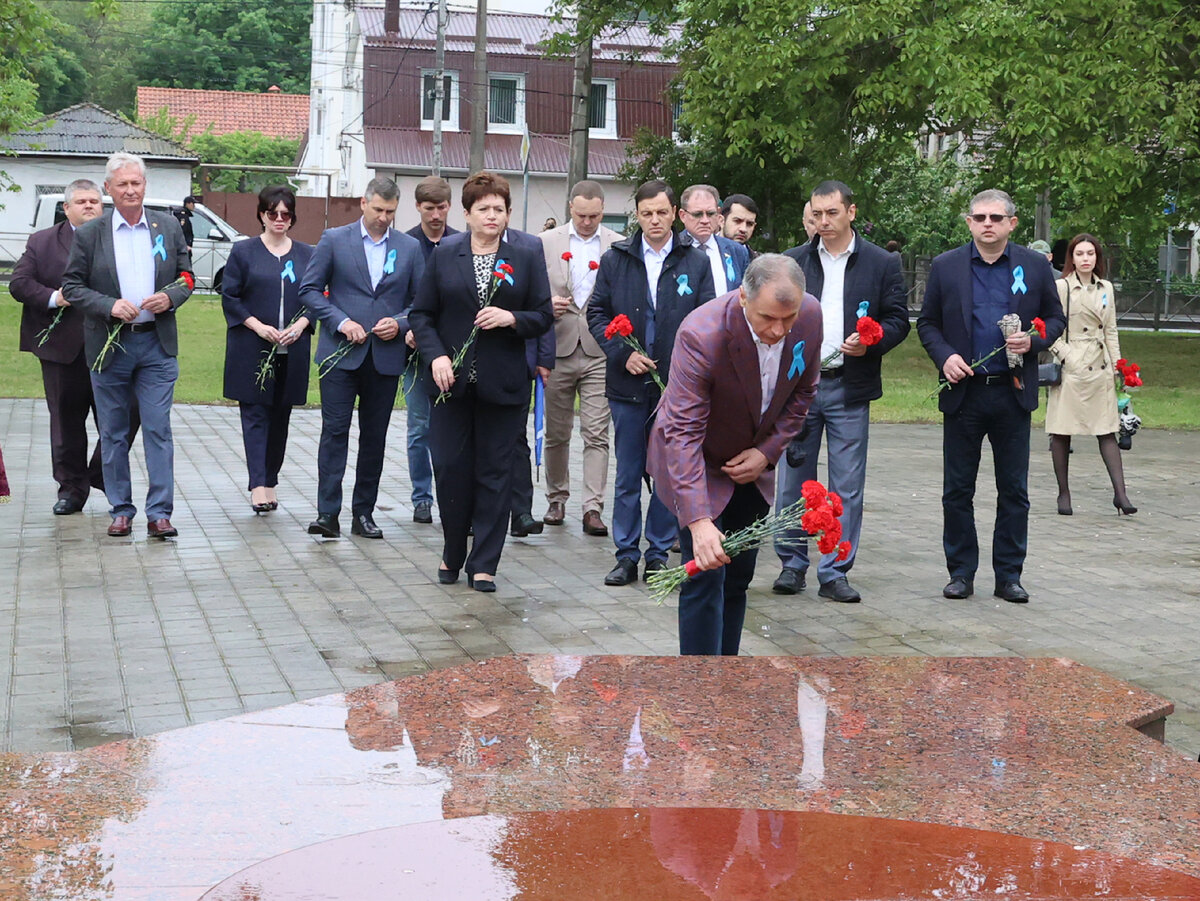 В. Константинов с коллегами-депутатами  возлагает цветы к мемориалу