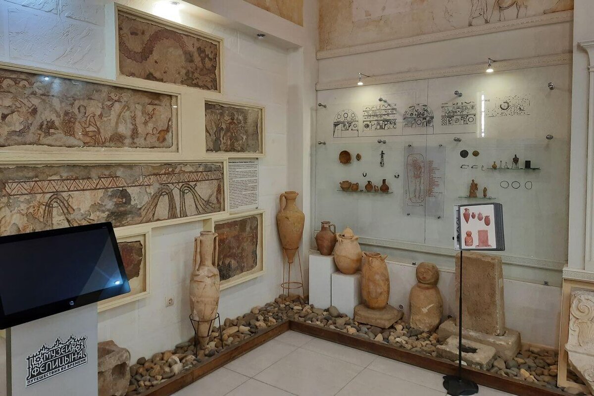 Античная посуда в зале музея Горгиппия (Анапа)