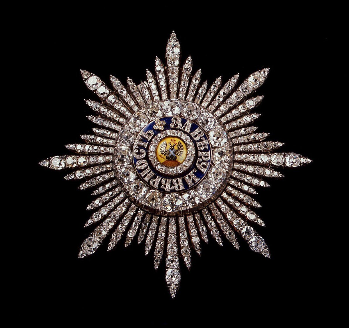 Около 1800 г. Золото, серебро, алмазы-розы, бриллианты, эмаль; чеканка, полировка, роспись. 8.3 см