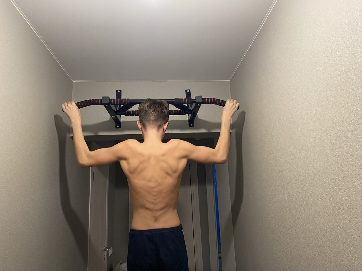 У нас дома турник всегда висел. Сейчас в новой квартире повесили вот такой большой. Все дети, особенно старший, очень его любят.