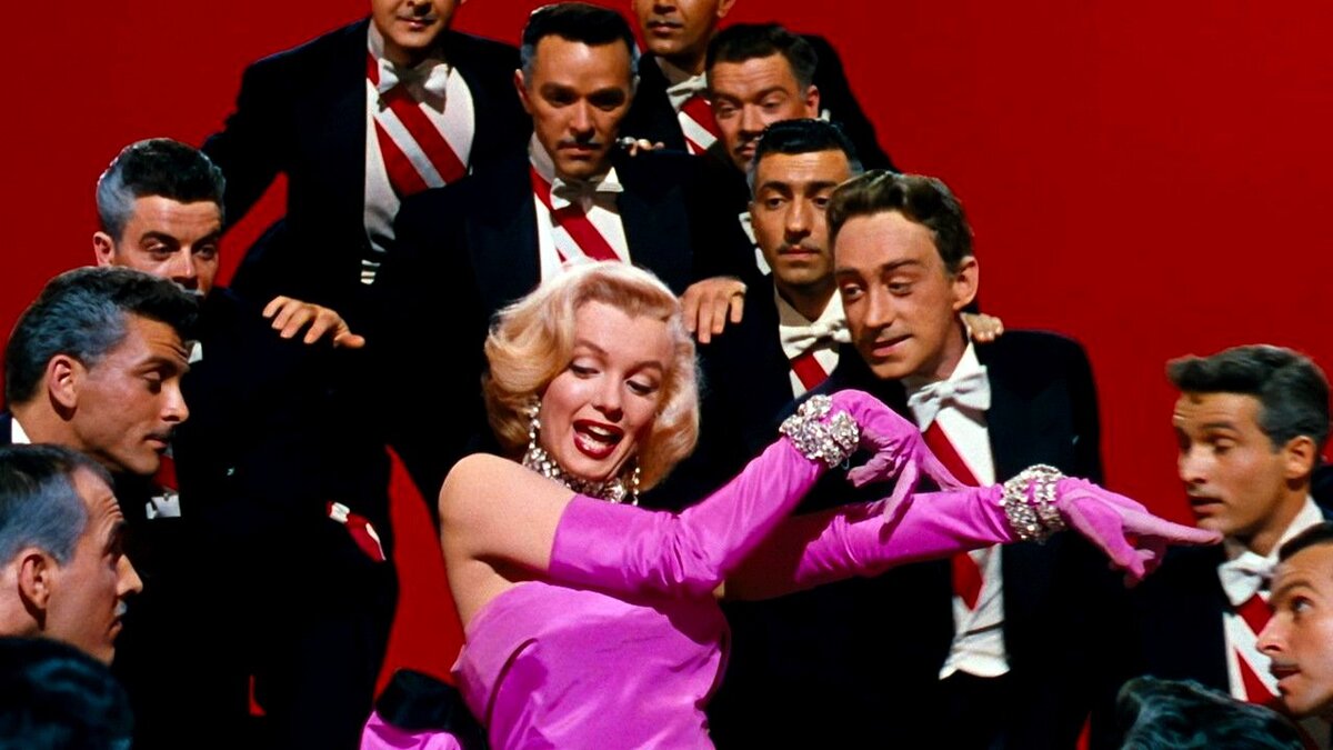 В фильме «Джентльмены предпочитают блондинок» Монро лихо исполняет песню «Бриллианты — лучшие друзья девушек». Был ли в этой песне двойной смысл?