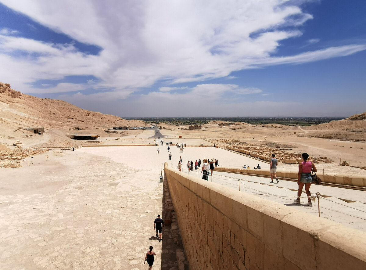 справа вдалеке - храм архитектора, Сенмута, дальше - зелёная пойма Нила 