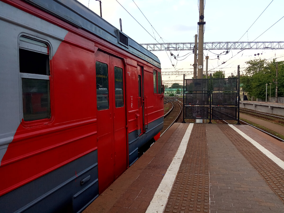 Казанский вокзал, заборчик в стиле МЦД и ЭД4М-0055. Я знаю, что на фото не видно номера машины. Но, с другой стороны, я знаю, на чем я ехала. =)