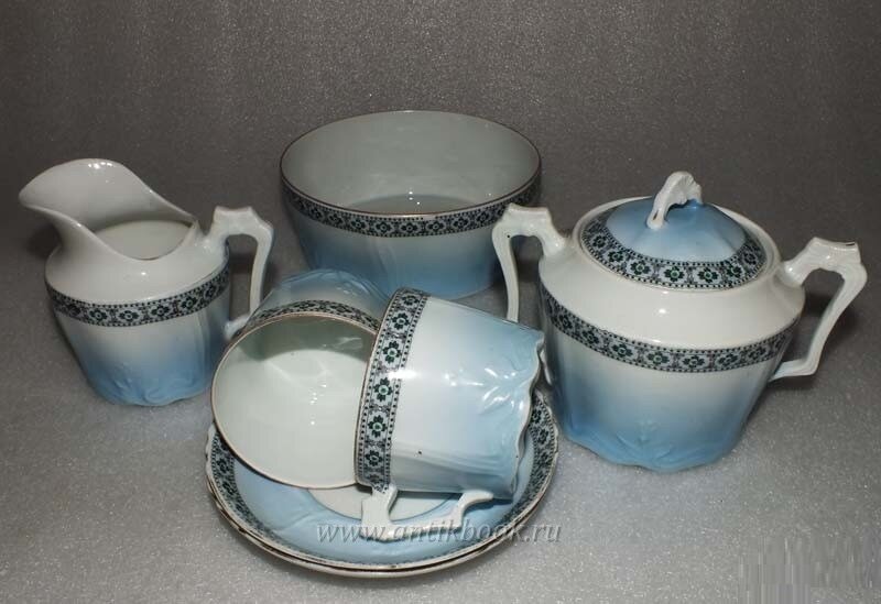 Несколько лет назад в продаже был такой чайный набор - остатки сервиза завода "На Волхове". Предметы ровно той же формы, что и чашечка с блюдцем в галерее, представленной выше, только крытьё с градиентом, получается, восходящее, а роспись - простая деколь. Зато, кроме чашек с блюдцами, представлены и "большие" предметы: молочник, полоскательница, сахарница. Фото взято из свободного доступа в интернете.