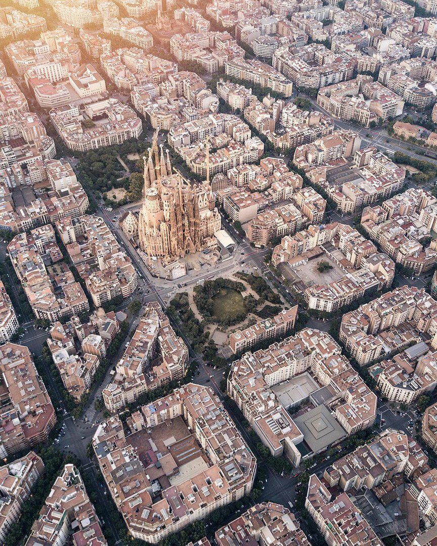 Столько места найти. Эшампле Барселона. Барселона с высоты птичьего полета. Саграда фамилия в Барселоне вид сверху. Барселона сверху.