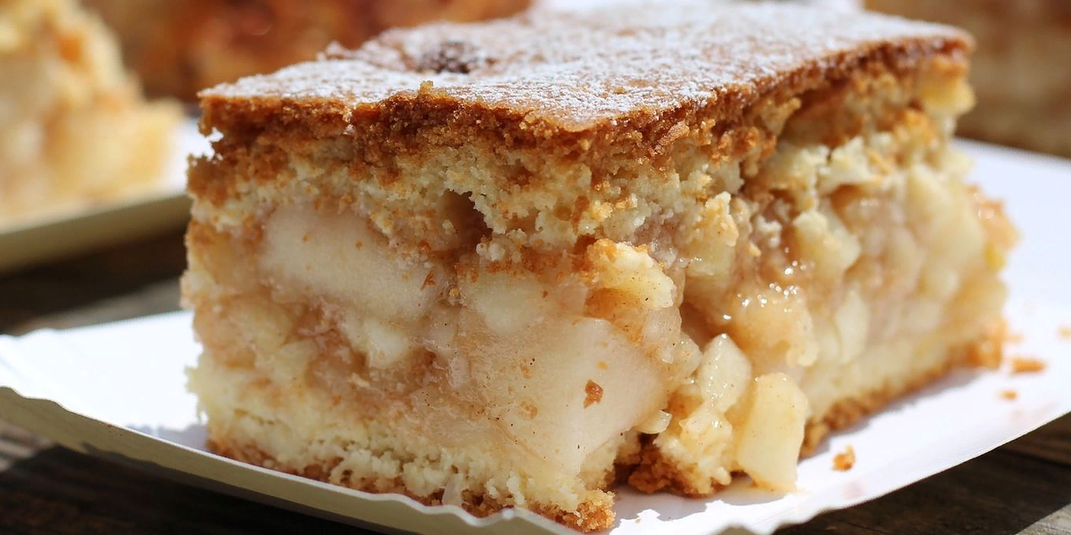 Шарлотка получается очень сочной.