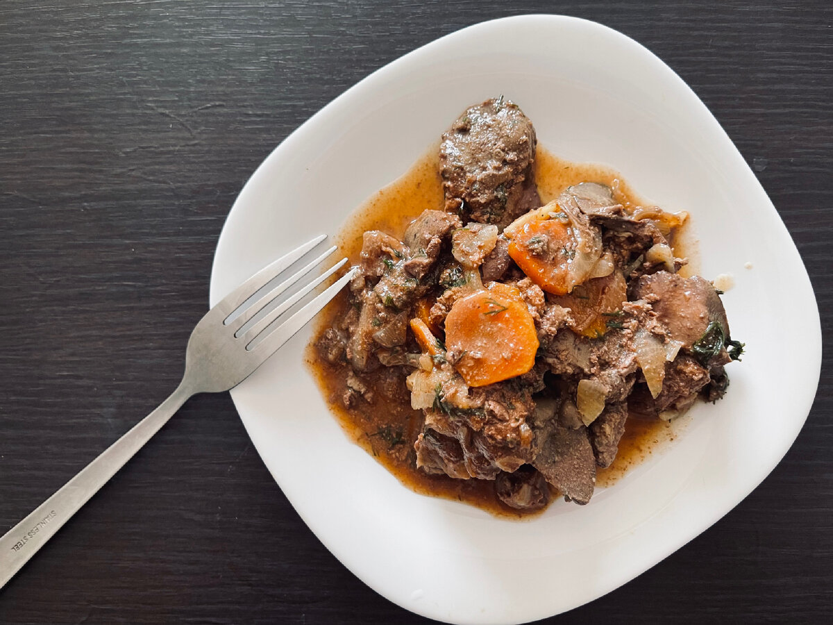 Куриная печень тушеная с овощами и зеленью в томатном соусе 