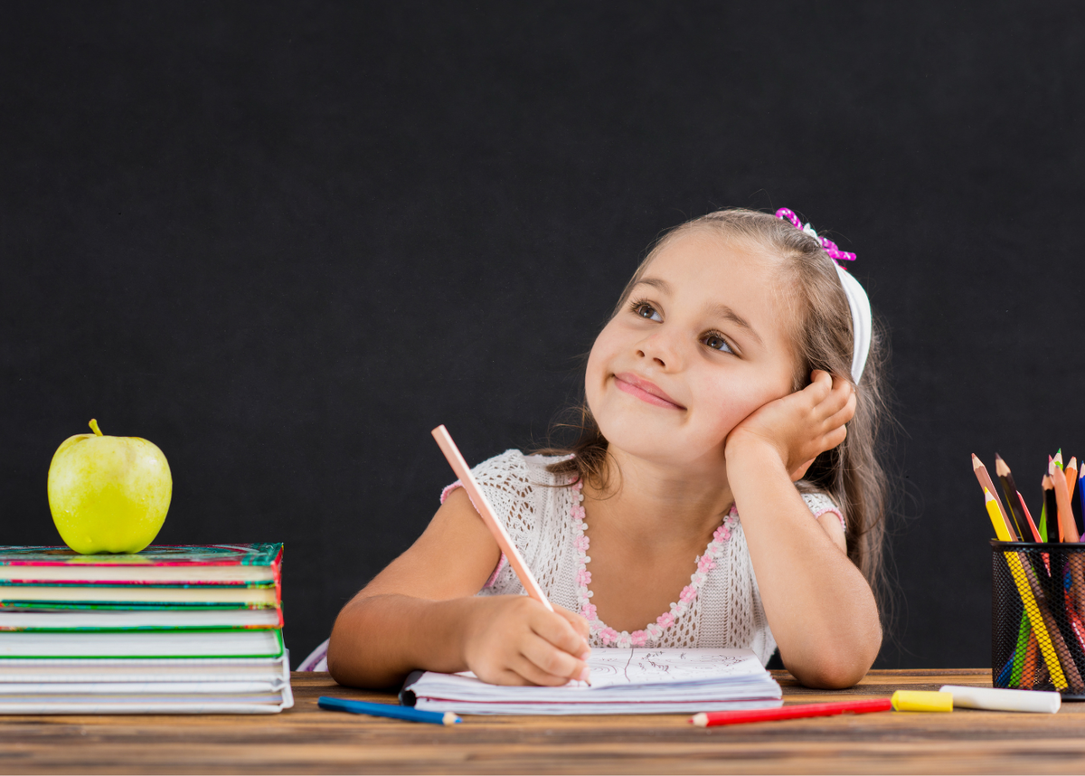 Девочка знает как учить. Девочка с книжкой. Ребенок пишет. Ребенок учит уроки. Девочка знает как учить.
