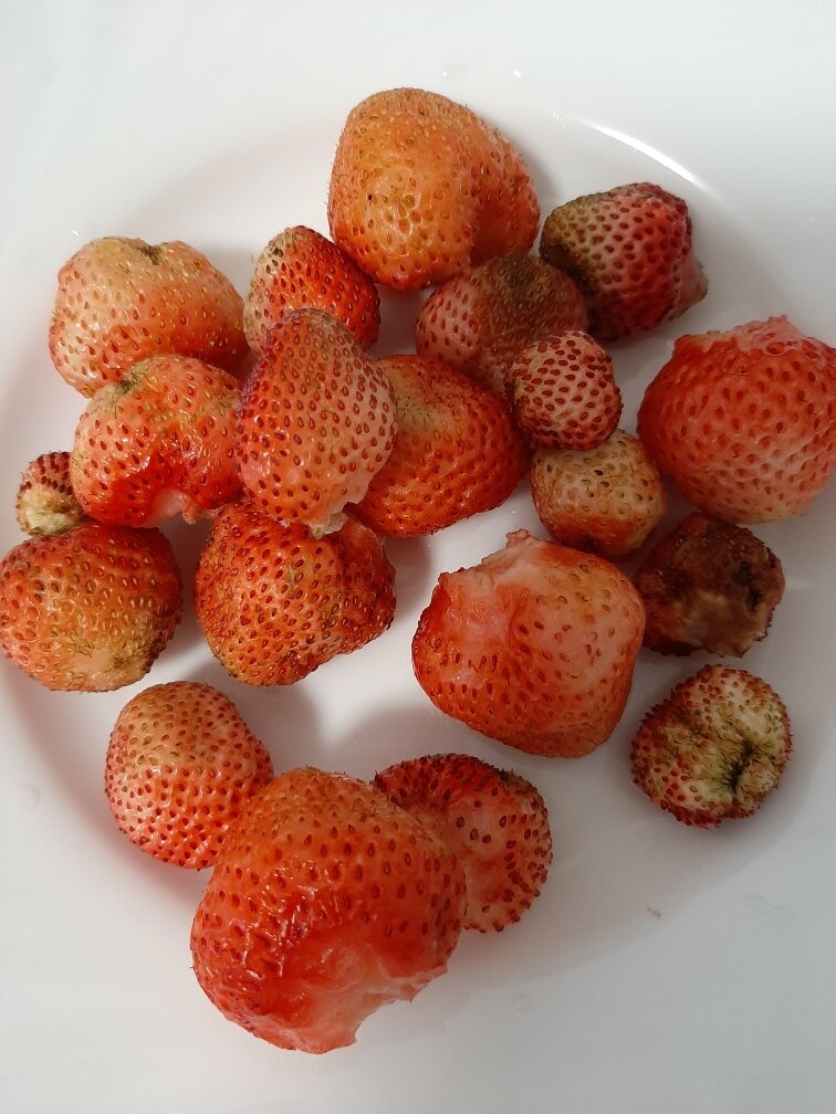 Вот такая страхотинка. Отмывала средством для мытья овощей и фруктов, но толку мало.