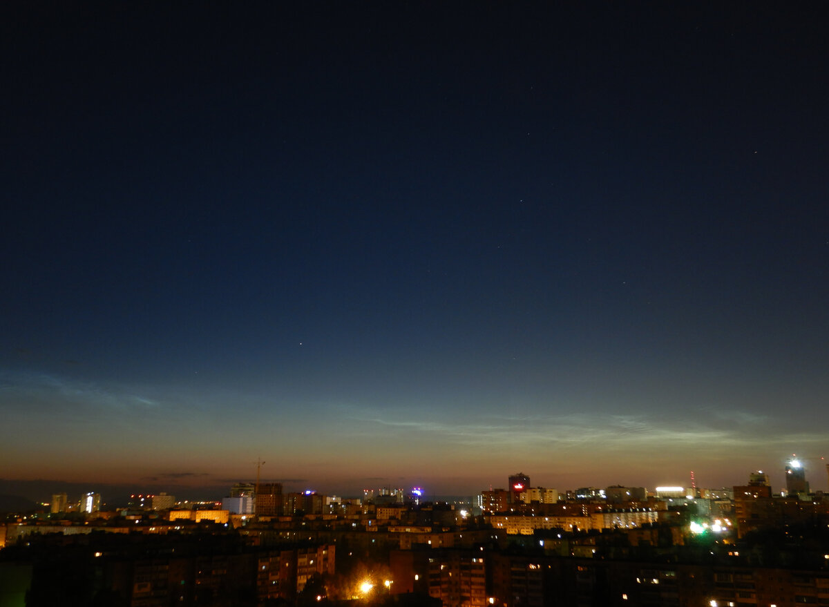 Яркая звезда недалеко от центра фотографии - это Капелла, α Возничего