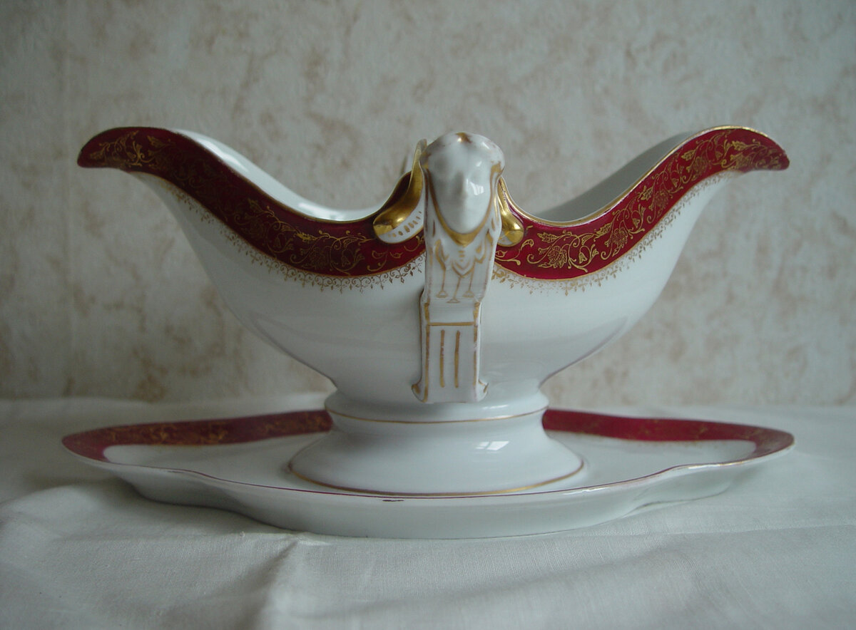 На самом деле это соусник на несъёмной подставке-поддоне практически в "люксовом" состоянии. Обратите внимание на украшение хватов (ручек)...