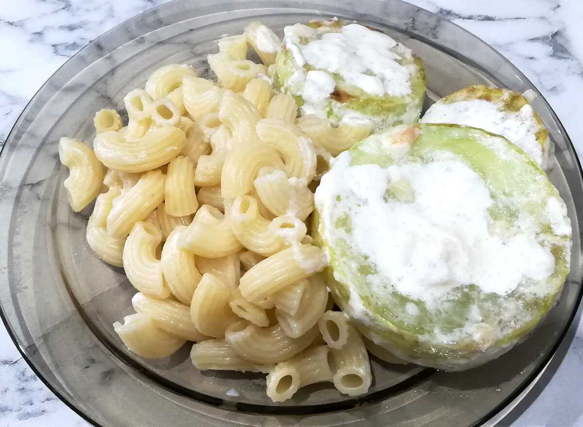 Кабачки в сливках с чесноком и макароны