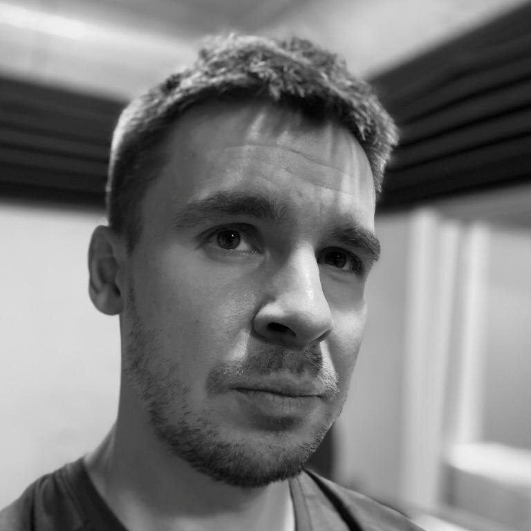 Кто озвучивает на пятнице четыре свадьбы. Станислав Чирков. Станислав Чирков пятница. Станислав Чирков диктор пятница. Станислав Чирков Телеканал пятница.