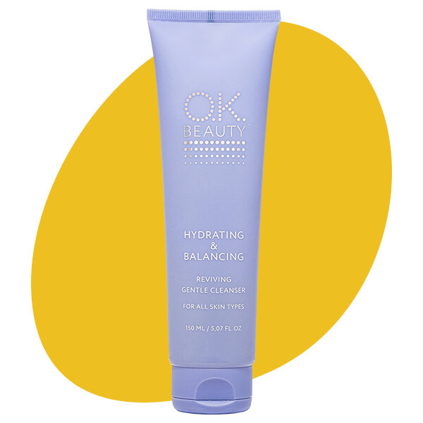 
купить560 руб.Гель для всех типов кожи Hydrating & Balancing, OK BeautyУ российского бренда стильная инстаграмная упаковка, а сами тюбики сделаны из приятного прорезиненного пластика. Последнее реально удобно, если вы умываетесь в душе: средство не выскальзывает из рук. Внутри сиреневой тубы — мягкий очищающий гель. Он подойдет для кожи всех типов. Более того, производитель рекомендует его после косметологических процедур как деликатное очищающее средство. На упаковке геля написано «вспенить», но консистенция у него не очень пенистая. Это, к слову, не мешает ему хорошо справляться с очищением. Кожа после него увлажненная, как будто весь последующий уход уже нанесен. Отдельный плюс за то, что в составе нет сульфатов и есть гиалуронка — кожа выглядит более упругой и подтянутой.