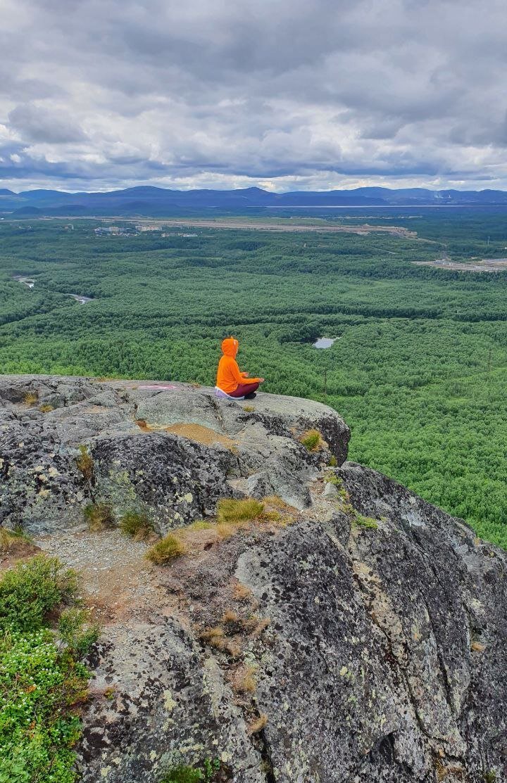 На вершине горы Спасительная возле Свято-Троицкого Трифоновского Печенгского монастыря.