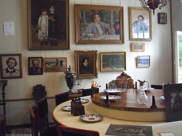 Знаменитый стол в Пенатах. Источник https://ru.wikipedia.org/wiki/Репин,_Илья_Ефимович