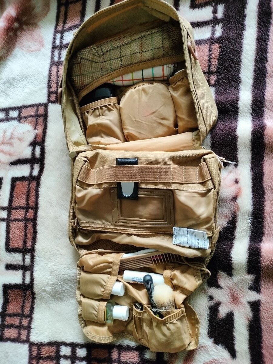 Нассесер, в середине, где виден тюбик зубной пасты, внутри 5 карманов, под шампуни, гели для м душа и т.д.