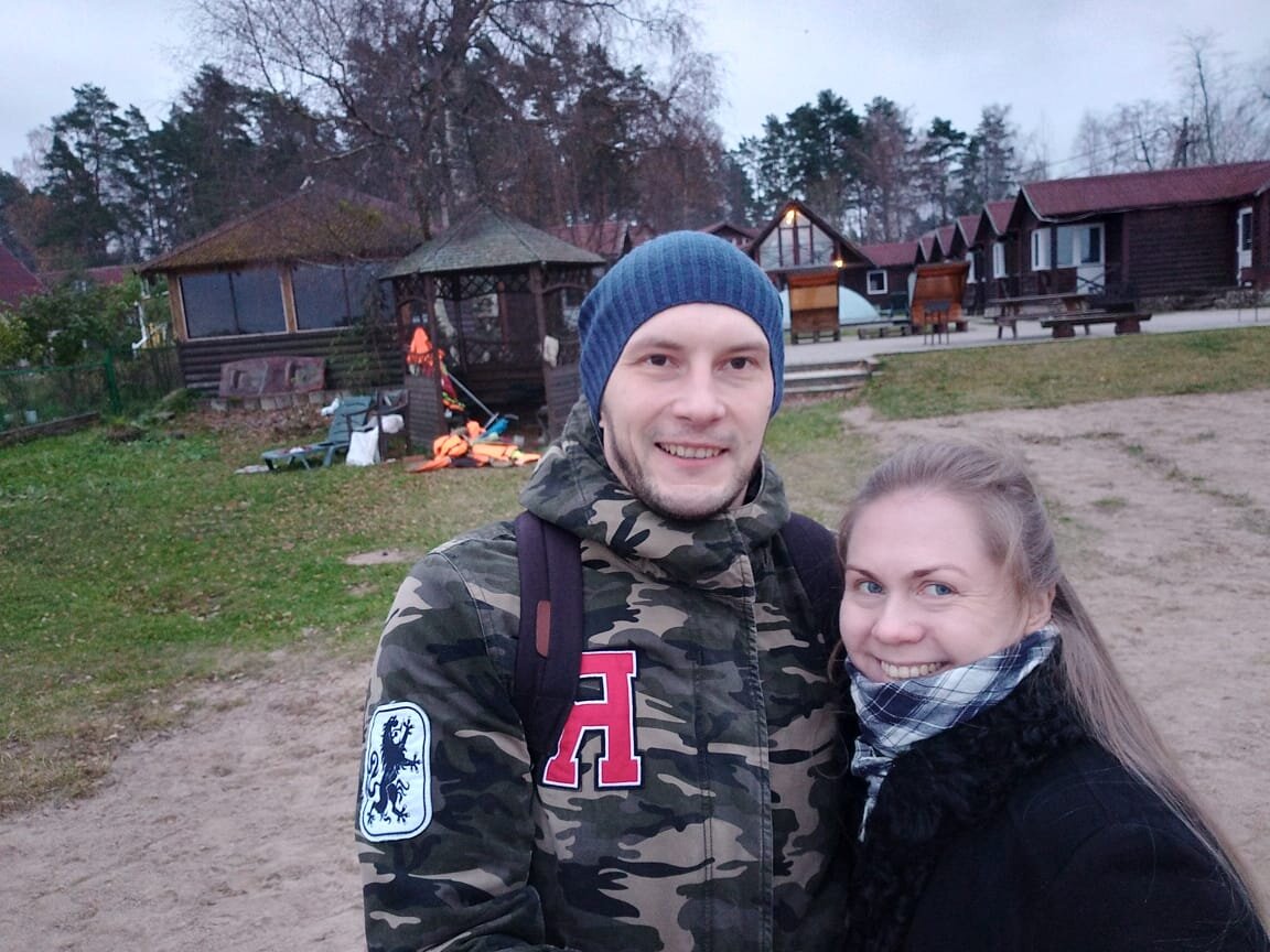 На берегу Вуоксы с видом на главное зданиями с домиками на двоих и бассейном