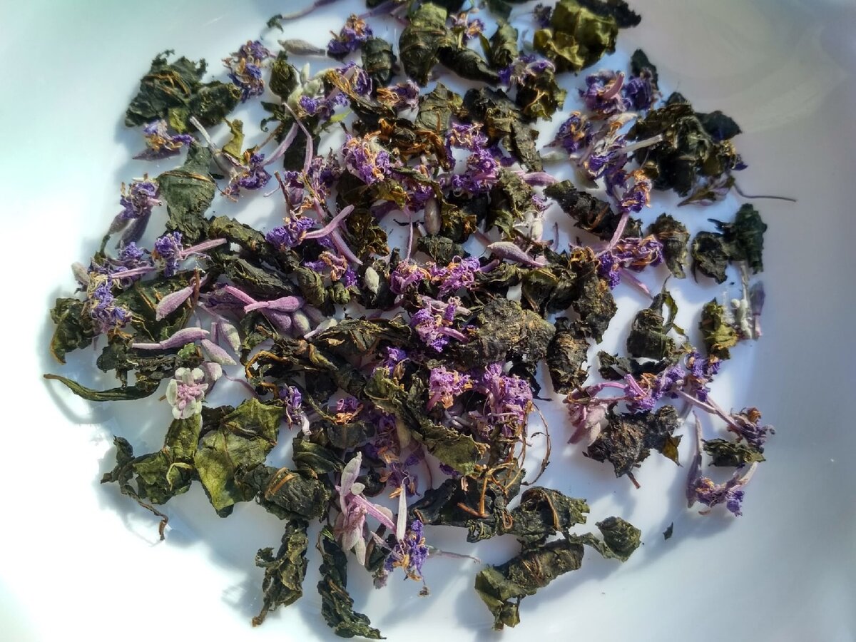 Иван-чай, ферментированные листья и сушёные цветы. Фото автора.