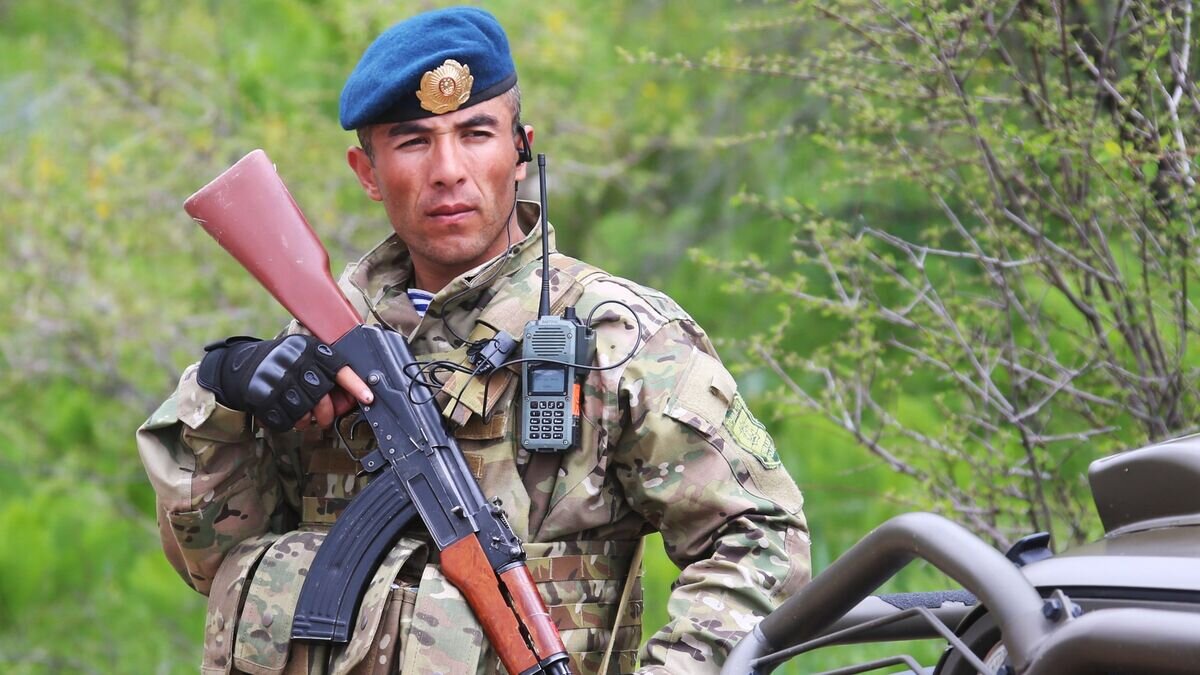    Военнослужащий армии Таджикистана во время совместных учений подразделений военной разведки государств-членов ОДКБ "Поиск 2016" в Таджикистане© РИА Новости / Виталий Белоусов