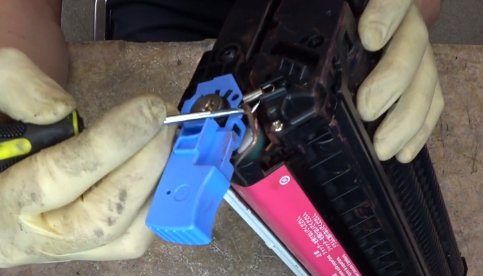 Фото 4. Снимаем шторку, поддевая ее крепление с одной стороны