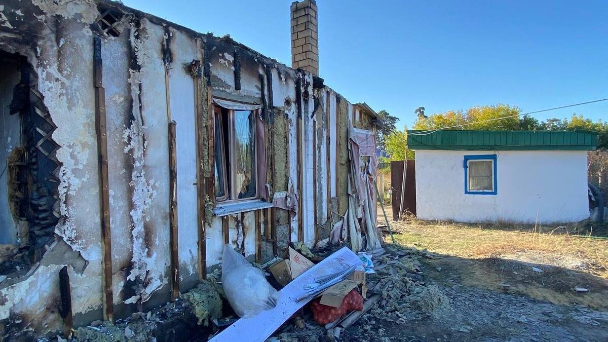    Сгоревший дом в селе Аманкарагай:NUR.KZ / Дилара Аронова