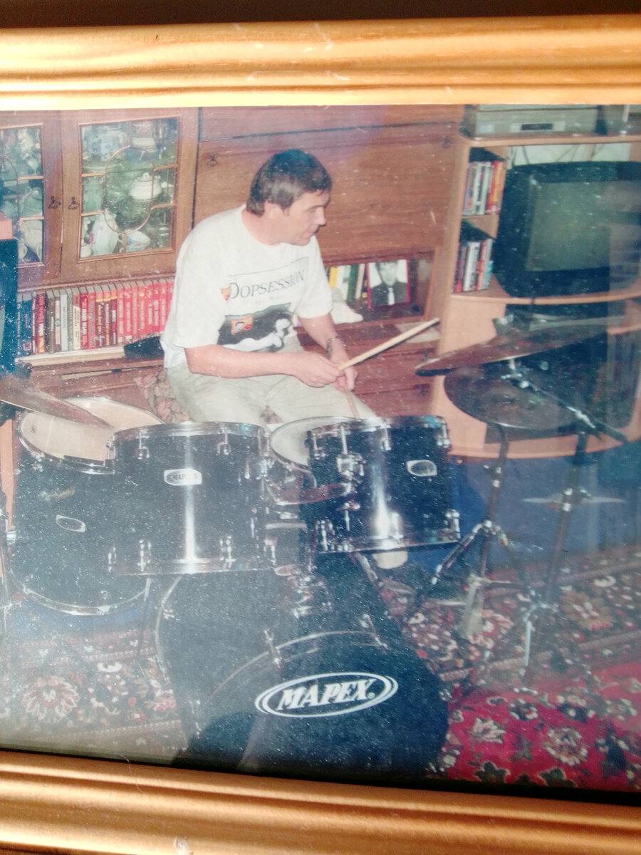 Одна из моих домашних репетиций.Я включал альбом своих любимых Deep Purple или Sweet и играл с ними один в один.