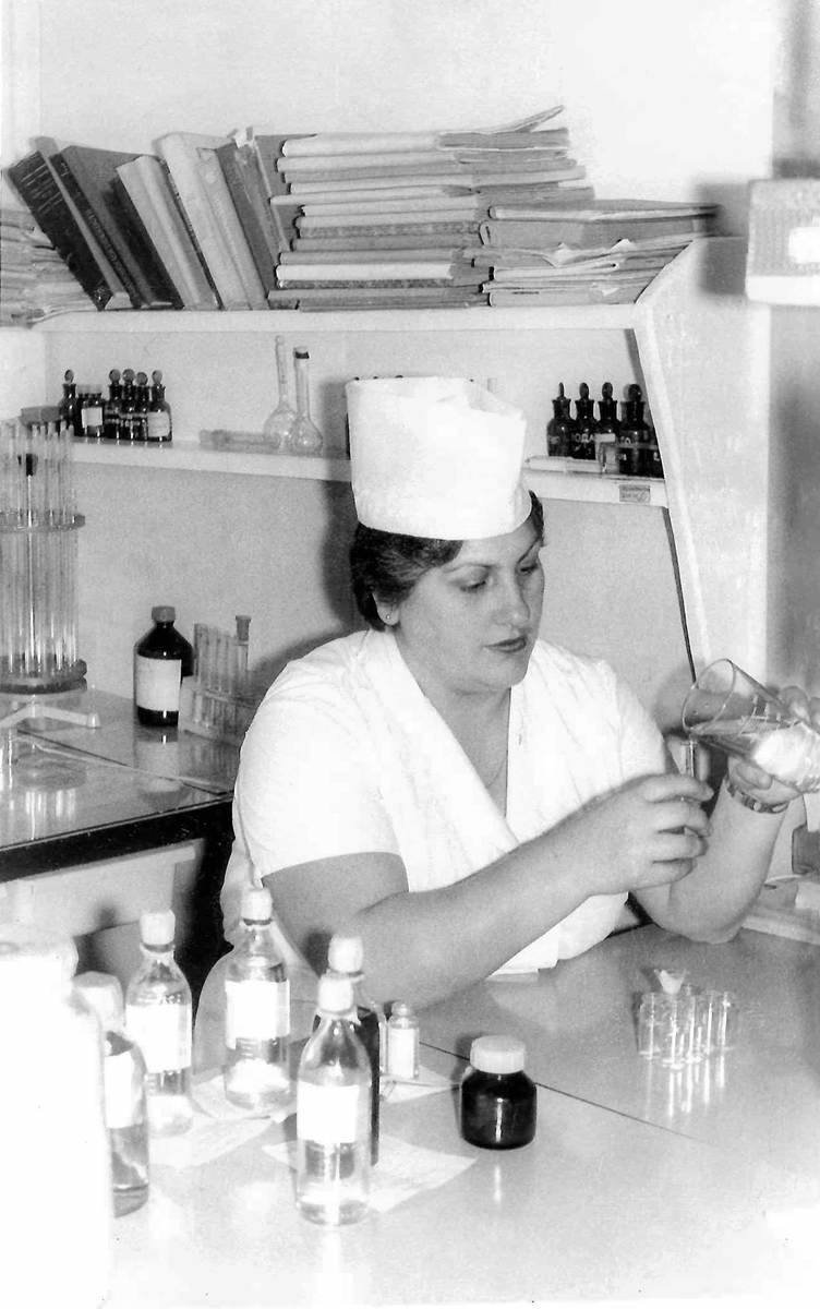 Фармацевты готовит лекарственные препараты