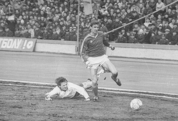 На фото - в атаке защитник минского Динамо, Виктор Янушевский